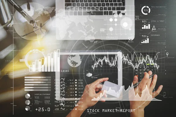 投资者分析股票市场报告和财务仪表板与商业智能 与关键绩效指标 Kpi 网上购物的概念 使用计算器的手的顶部视图 — 图库照片