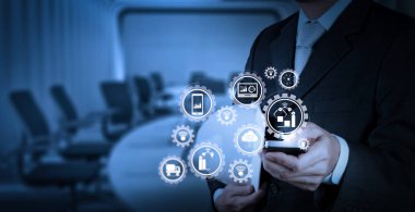 Şeylerin (çok) Internet veri alış verişi bulut bilgisayar teknolojisi ile akıllı fabrika ve sanayi 4.0 ve bağlı üretim robotlar. İşadamı el Oda arka plan görüşmekte dijital tablet ile çalışma