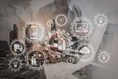 Akıllı fabrika ve sanayi 4.0 ve Internet şey (çok) veri alış verişi üretim robotlar bulut bilgi işlem technology.success işadamı office dijital tablet dizüstü bilgisayar ile birlikte çalışma ile bağlı.