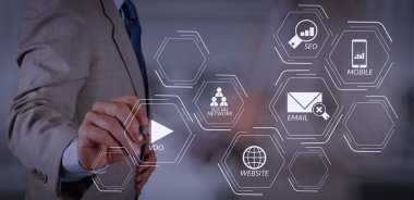 Dijital medya pazarlama (Web sitesi reklam, e-posta, sosyal ağ, Seo, video, mobil app) sanal screen.businessman başarı ekibi kavram olarak çalışma