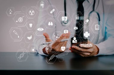 Tıbbi teknoloji diyagram concept.close kadar akıllı telefon ve stetoskop cam ile koyu ahşap masa üzerinde çalışma akıllı tıp doktoru ile modern Vr görünümü yansıyan