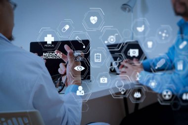 Tıbbi teknoloji diyagramı konsepti ile modern Vr. Tıp doktoru beyaz tek tip elbise ceket danışmanlık iş adamı hasta hastane profesyonellik kavram olarak sınav olan