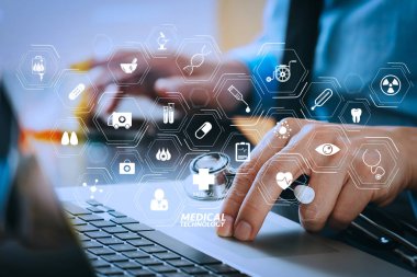 Tıbbi teknoloji diyagram concept.close kadar akıllı tıp doktoru dizüstü bilgisayar ve cep telefonu ve stetoskop koyu ahşap masanın üzerinde çalışma ile modern Vr