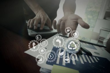 Yenilenebilir enerji ve doğal kaynakların korunması ile çevre koruma içinde sürdürülebilir kalkınma simgeleri ile doku dünya iş belge üzerinde gösterilen gears.businessman bağlı.