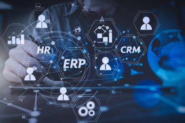 İş zekası (BI), üretim, Crm modülleri ve modern dijital tablet bilgisayar ile çalışma İK diagram.businessman el arasındaki bağlantıları ile Erp (kurumsal kaynak planlaması) sistemin mimarisi.