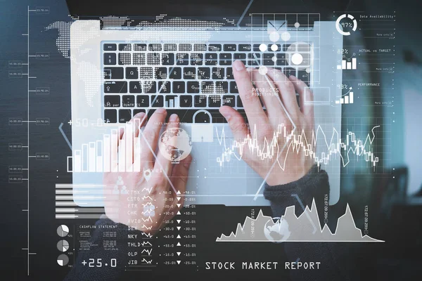 投資家は株式市場のレポートおよび財務ダッシュ ボードの主要業績評価指標 Kpi Cyber セキュリティ インターネットとネットワー キングの概念とビジネス インテリジェンス と分析します の使用のビジネスマン手 — ストック写真