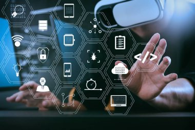 Yazılım geliştirici çalışma ile kodlama gerçeklik kontrol paneli bilgisayar simgeler scrum çevik geliştirme ve kod çatal ve sürüm oluşturma sanal gerçeklik gözlük takıyor duyarlı cybersecurity.businessman ile artar.