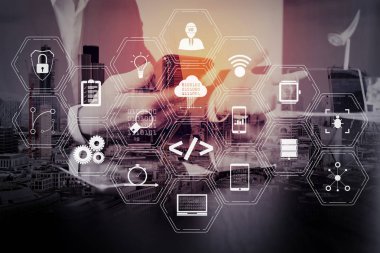 Scrum çevik geliştirme ve kod çatal ve sürüm duyarlı cybersecurity.businessman ile akıllı telefon çalışma ile artar gerçeklik kontrol paneli bilgisayar simgeleri ile kodlama yazılım geliştirici çalışma.