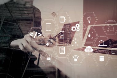 Scrum çevik geliştirme ve kod çatal ve sürüm duyarlı cybersecurity.businessman ile akıllı telefon çalışma ile artar gerçeklik kontrol paneli bilgisayar simgeleri ile kodlama yazılım geliştirici çalışma.