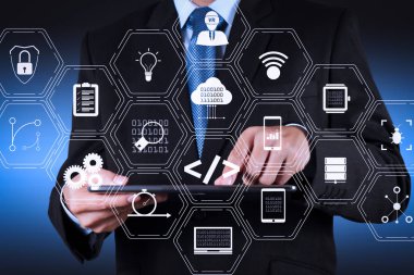 Yazılım geliştirici çalışma ile kodlama scrum çevik geliştirme ve kod çatal ve sürüm oluşturma gerçeklik kontrol paneli bilgisayar simgeleri tablet bilgisayar kullanarak duyarlı cybersecurity.businessman el ile artar.