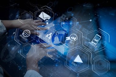 Dijital medya pazarlama (Web sitesi reklam, e-posta, sosyal ağ, Seo, video, mobil app) modern teknoloji ve dijital Katman efektini iş stratejisi kavramı olarak çalışan sanal screen.businessman elinde