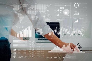 Yatırımcı borsa raporu ve finansal gösterge tablosu ile iş zekası (BI), anahtar performans göstergeleri (KPI) ile analiz. İşadamı Vr grafik ile modern ofis ve grafik simge ile çalışma.