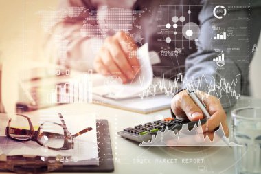 Yatırımcı borsa raporu ve finansal gösterge tablosu ile iş zekası (BI), mali konularda maliyet ve hesap makinesi ile çalışma anahtar performans göstergeleri (KPI) .businessman el ile analiz.