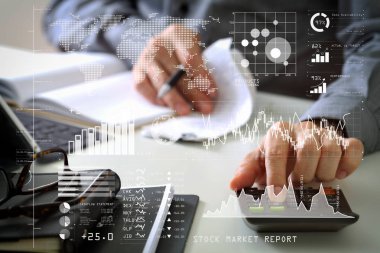 Yatırımcı borsa raporu ve finansal gösterge tablosu ile iş zekası (BI), mali konularda maliyet ve hesap makinesi ile çalışma anahtar performans göstergeleri (KPI) .businessman el ile analiz.