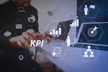 Anahtar performans göstergesi (KPI) workinng ile iş zekası (BI) ölçümleri ölçü başarı ve planlı target.businessman akıllı telefon ve dijital tablet ve dizüstü bilgisayar ile çalışma.