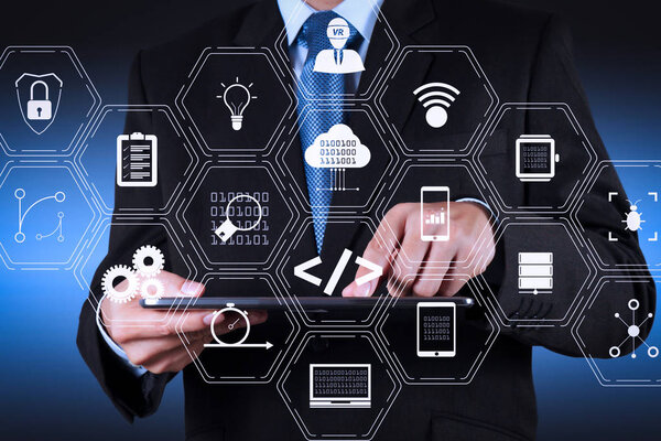 Кодирование работы разработчика программного обеспечения с дополненной реальностью приборной панели компьютерных иконок гибкой разработки схватки и код вилки и версий с реагирующим cybersecurity.businessman руку с помощью планшетного компьютера
.