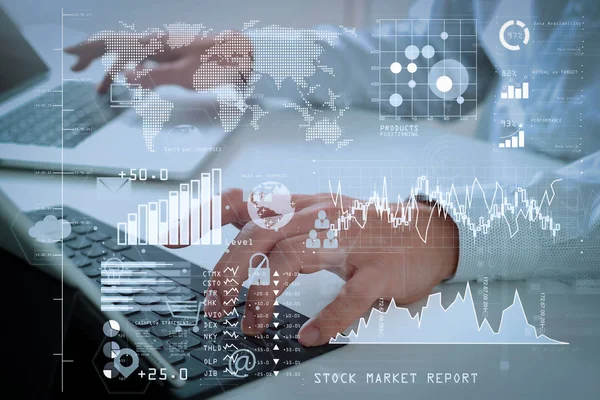 Inversor Que Analiza Informe Del Mercado Valores Tablero Financiero Con —  Fotos de Stock