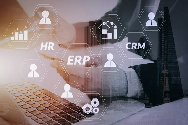 Erp 企业资源计划 系统的体系结构 具有业务智能 Crm 模块和 图表之间的连接 商人用手机在线购买信用卡 — 图库照片