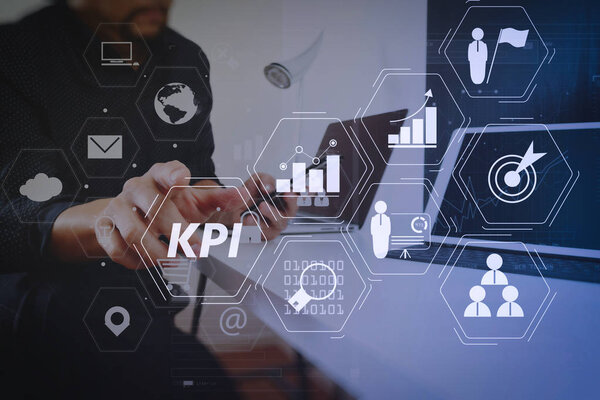 Key Performance Indicator (KPI) работает с метриками Business Intelligence (BI) для измерения достижений и запланированных результатов.
.