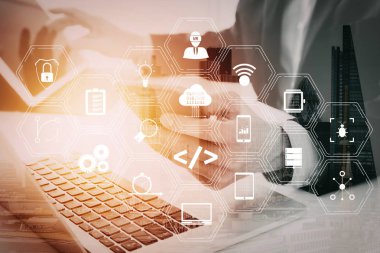 Scrum çevik geliştirme ve kod çatal ve sürüm duyarlı cybersecurity.businessman cep telefonu kullanma modern office ile artar gerçeklik kontrol paneli bilgisayar simgeleri ile kodlama yazılım geliştirici çalışma.