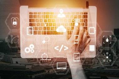 Yazılım geliştirici çalışma ile kodlama duyarlı cybersecurity.businessman tipik dizüstü bilgisayar ile klavye scrum çevik geliştirme ve kod çatal ve sürüm oluşturma gerçeklik kontrol paneli bilgisayar simgeleri artar.