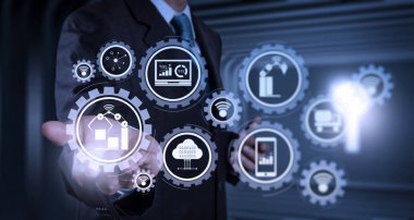 Şeylerin (çok) Internet veri alış verişi bulut bilgisayar teknolojisi ile akıllı fabrika ve sanayi 4.0 ve bağlı üretim robotlar. İşadamı el Oda arka plan görüşmekte dijital tablet ile çalışma
