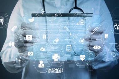 Tıbbi teknoloji diyagramı konsepti ile modern Vr. Tıp Doktor modern bilgisayar arayüzü ile çalışma