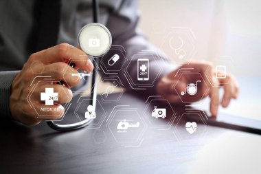 Genel tıp Hizmetleri (Gms) ve genel Practitioners(Gps or family doctors) diagram.smart tıp doktoru stetoskop ve cep telefonu ile modern hastanede koyu ahşap masa üzerinde çalışma 