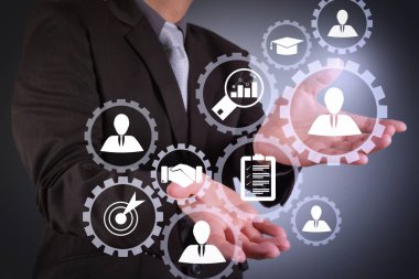 İşe Alım iş çalışma kavramı ile insan kaynakları yönetimi. İK Yöneticisi sanal ekran bilgisayar ile işe aday seçme.