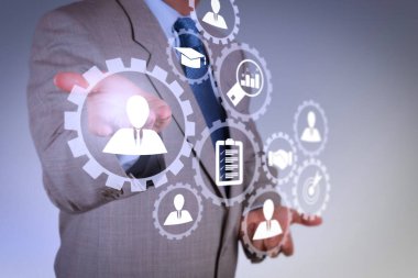 İşe Alım iş çalışma kavramı ile insan kaynakları yönetimi. İK Yöneticisi sanal ekran bilgisayar ile işe aday seçme.