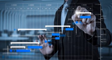Proje Yöneticisi çalışma ve güncelleştirme görevleri kilometre taşları ilerleme planlama ve Gantt Grafiği diagram.businessman el beyaz tahta veya sanal ekran yazma zamanlama.