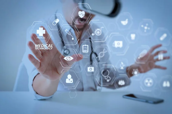 Moderna Tecnología Médica Concept Smart Médico Con Gafas Realidad Virtual — Foto de Stock