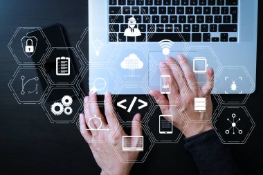 Scrum çevik geliştirme ve kod çatal ve sürüm duyarlı cybersecurity ile artar gerçeklik kontrol paneli bilgisayar simgeleri ile kodlama yazılım geliştirici çalışma. İşadamı el çalışan cep telefonu.