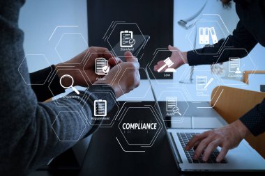 Düzenlemeler, hukuk, standartlar, gereksinimleri ve audit.co çalışma ekibi toplantı kavramı, akıllı telefon kullanma modern office işadamı için uyum sanal diyagramı