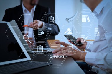 Düzenlemeler, hukuk, standartları, gereksinimleri ve audit.co çalışan takım toplantısı kavramı, akıllı telefon ve dijital tablet ve dizüstü bilgisayar kullanma modern office işadamı için uyum sanal diyagramı                                                  