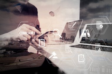 Düzenlemeler, hukuk, standartlar, gereksinimleri ve akıllı telefon ve dijital tablet ve dizüstü bilgisayarı ve modern ofis belgede çalışma audit.businessman için uyum sanal diyagramı.