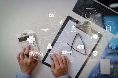 Genel tıp Hizmetleri (Gms) ve genel Practitioners(Gps or family doctors) diyagramı. Sağlık masrafları ve ücretleri kavramı. Akıllı doktor el modern hastanede tıbbi masrafları için bir hesap makinesi kullanılır.