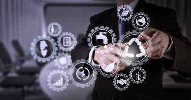 Çevre koruma içinde bağlı gears ile yenilenebilir enerji ve doğal kaynakların korunması, sürdürülebilir kalkınma ile kutsal kişilerin resmi. Sanal ekran üzerinde hayali bir düğmeye basarak işadamı el