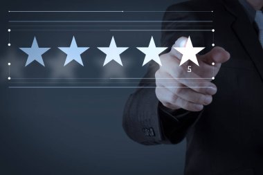 Beş yıldız (5) puan bir işadamı ile sanal bilgisayar ekran dokunaklı. Olumlu müşteri geribildirim ve mükemmel performansı ile bir daha gözden geçirme.