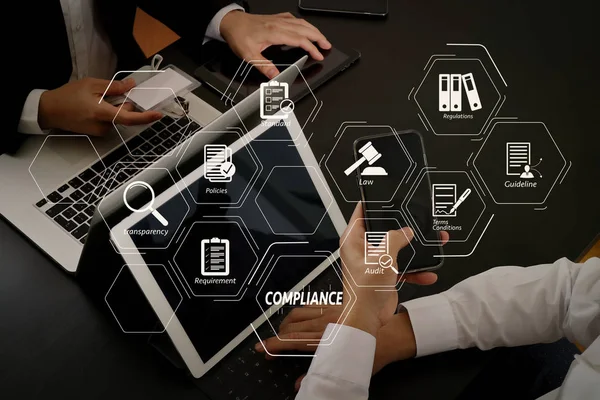 Düzenlemeler, hukuk, standartları, gereksinimleri ve audit.co çalışan takım toplantısı kavramı, akıllı telefon ve dijital tablet ve dizüstü bilgisayarı ve ad etiket kullanma modern office işadamı için uyum sanal diyagramı