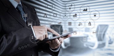 Ar (Augmented Reality) Internet of Things (çok) teknolojisiyle Vr kontrol panelinde. işadamı başarı onun tahta Oda arka tablet bilgisayar ile çalışma