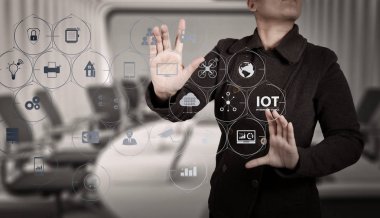 Ar (Augmented Reality) Internet of Things (çok) teknolojisiyle Vr kontrol panelinde. bir şeyler gösteriyor olarak açık bir el ile işkadını kavramı