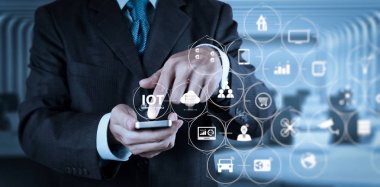 Ar (Augmented Reality) Internet of Things (çok) teknolojisiyle Vr kontrol panelinde. işadamı elini kavram olarak e-posta simgesi ile akıllı telefon bilgisayar kullanma