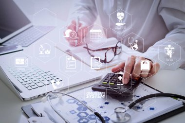 Sağlık sistemi diyagramı sağlık kontrolü ve belirti Vr kontrol panelinde. Sağlık masrafları ve ücretleri kavramı. Akıllı doktor el modern hastanede tıbbi masrafları için bir hesap makinesi kullanılır