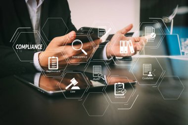 Düzenlemeler, hukuk, standartlar, gereksinimleri ve akıllı telefon ve modern Office dijital tablet ve dizüstü bilgisayar ile çalışma audit.businessman için uyum sanal diyagramı.