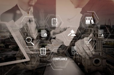 Uyum düzenlemeleri, hukuk, standartlar, gereksinimleri ve denetim için sanal diyagramı. Co çalışma ekibi toplantı kavramı, VoIP mezartaşı ile dijital tablet ve latop bilgisayar ve modern ofisindeki akıllı telefon kullanan adam.