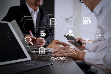 Düzenlemeler, hukuk, standartları, gereksinimleri ve audit.co çalışan takım toplantısı kavramı, akıllı telefon ve dijital tablet ve dizüstü bilgisayar kullanma modern office işadamı için uyum sanal diyagramı