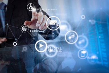Dijital medya pazarlama (Web sitesi reklam, e-posta, sosyal ağ, Seo, video, mobil app) sanal ekran. Yeni modern bilgisayar ile birlikte çalışma işadamı çift pozlama sosyal ağ yapısı kavram olarak göster:. 