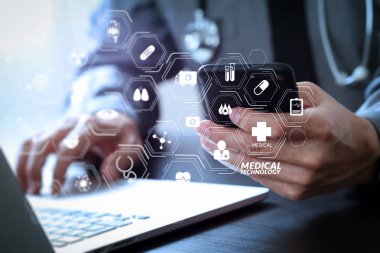 Tıbbi teknoloji diyagram concept.close kadar akıllı tıp doktoru cep telefonu ve dizüstü bilgisayarı ve stetoskop koyu ahşap masanın üzerinde çalışma ile modern Vr 