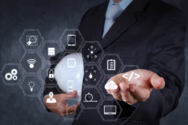 Yazılım geliştirici çalışma ile kodlama yeni bir teknoloji üzerine çalışan duyarlı cybersecurity.smart mühendisi scrum çevik geliştirme ve kod çatal ve sürüm oluşturma gerçeklik kontrol paneli bilgisayar simgeleri artar
